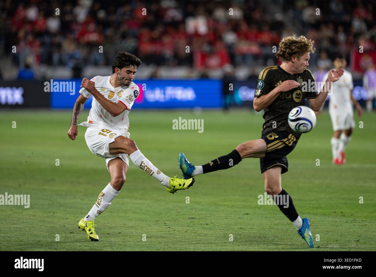 Le milieu de terrain de Toluca Santiago Simón (19 ans) tire contre l'attaquant du LAFC Jacob Shaffelburg (18 ans) lors d'un match de demi-finale de la Coupe des Champions de la CONCACAF, le mercredi 29 avril 2026, au stade BMO, à Los Angeles, CA. Le LAFC a battu Toluca 2-1. (Jon Endow/image du sport) Banque D'Images