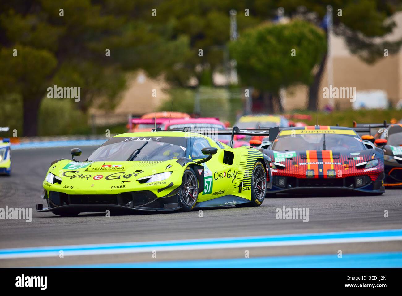 Le Castellet, France. 3 mai 2026. #57 Ferrari 296 LMGT3 Evo de Takeshi KIMURA (JPN) et Mathys JAUBERT (FRA) et Daniel SERRA (BRA) (KESSEL RACING) Lamborghini se bat pour se positionner dans un virage à grande vitesse, étroitement ombragé par une Ferrari alors que les deux voitures se penchent dans le virage sous pression. Crédit : Craig Allan-McWilliams crédit : Craig Allan-McWilliams/Alamy Live News Banque D'Images