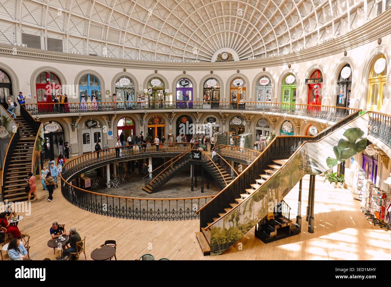 Intérieur de la bourse de maïs victorienne de Leeds montrant le toit en dôme, des boutiques indépendantes et un café, Leeds, West Yorkshire, Angleterre, Royaume-Uni Banque D'Images