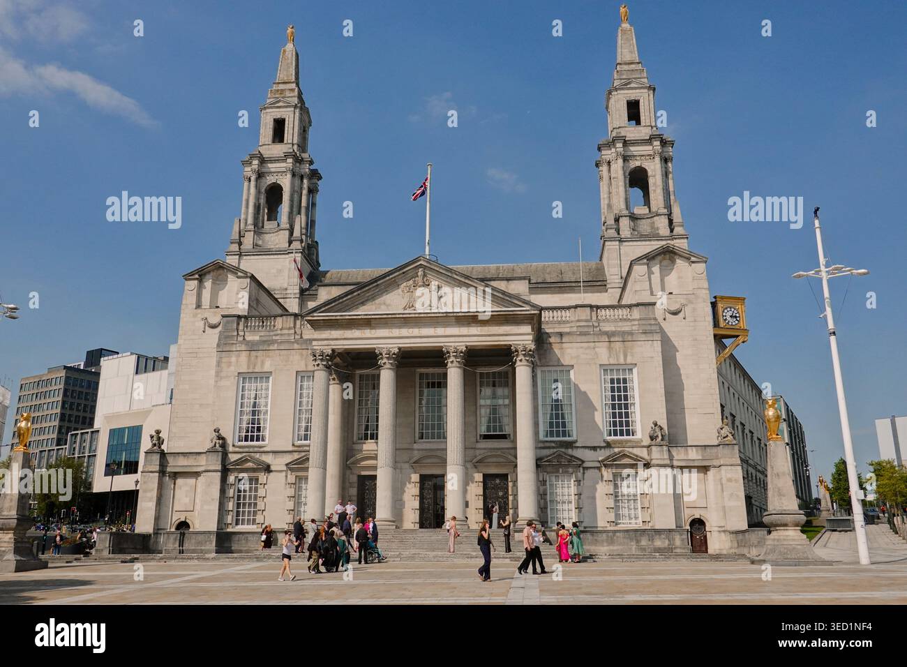 Leeds Civic Hall avec ses tours jumelles et ses hiboux dorés surplombant Millennium Square, Leeds, West Yorkshire, Angleterre, Royaume-Uni Banque D'Images