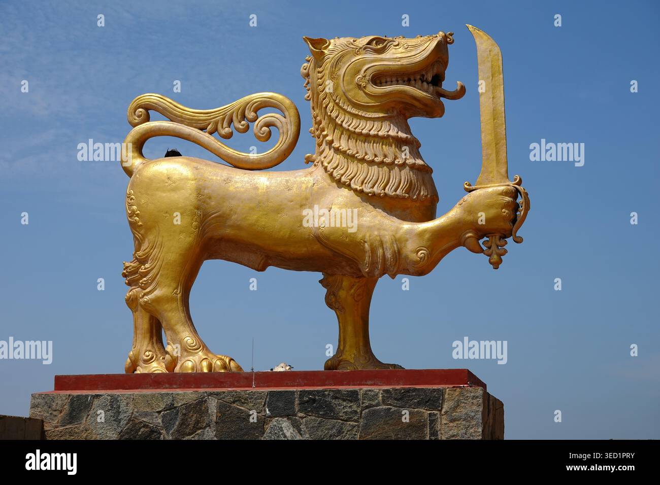 Statue du Lion Sinha doré sri-lankais tenant une épée kastane représentant la force et la bravoure et l'ethnie cinghalaise, Sri Lanka Banque D'Images
