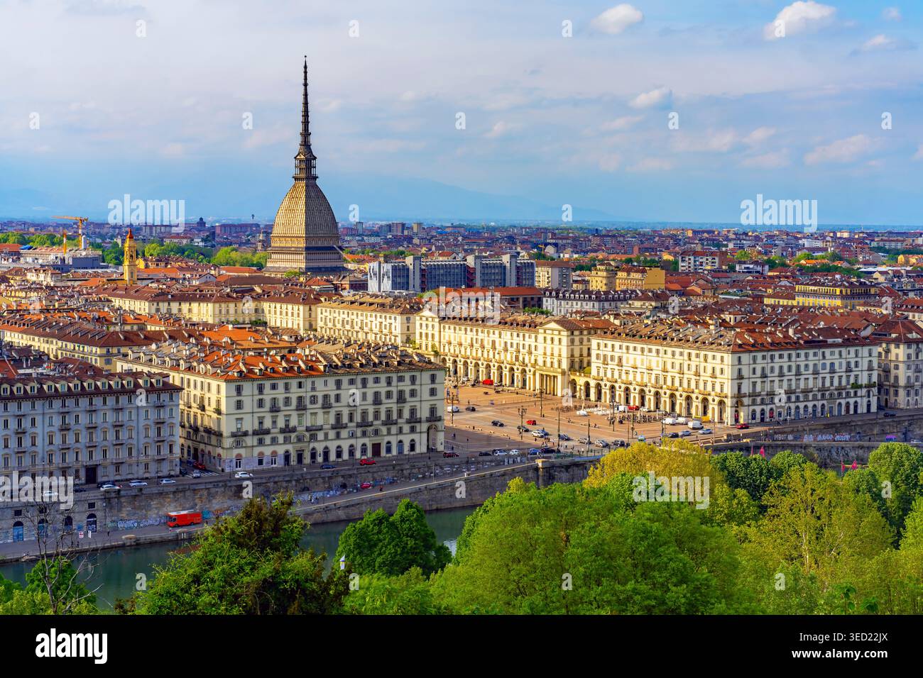 Vue panoramique aérienne du centre-ville de Turin avec monument de mole Antonelliana dans Centrum, Piémont, Italie. Banque D'Images