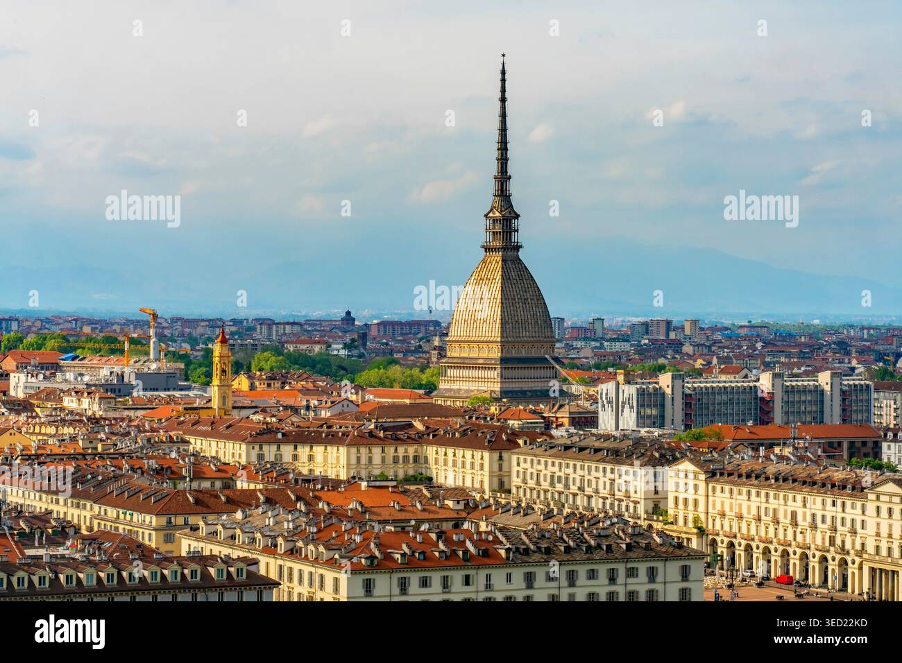 Vue panoramique aérienne du centre-ville de Turin avec monument de mole Antonelliana dans Centrum, Piémont, Italie. Banque D'Images