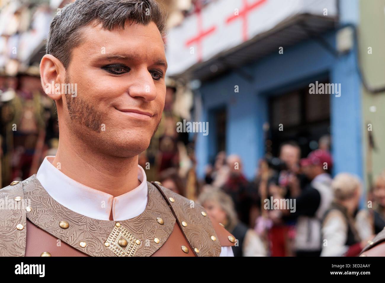 Participant à la tenue de chevalier de la pageanterie Captaincy 2026 lors de l'entrée chrétienne à Alcoy le 25 avril 2026, Espagne Banque D'Images