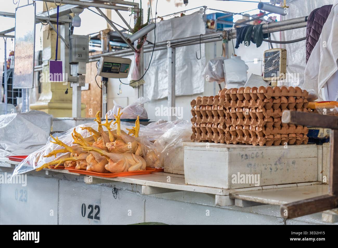 Cusco, Pérou - 23 mars 2025 : étals de poulets et d'œufs exposés au marché de San Pedro Banque D'Images