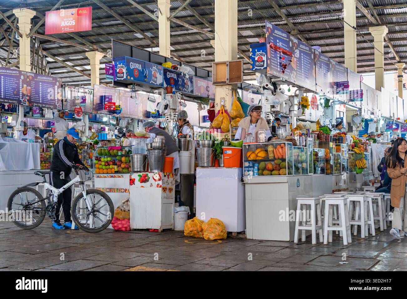 Cusco, Pérou - 23 mars 2025 : kiosque de jus de fruits au marché San Pedro de Cusco Banque D'Images