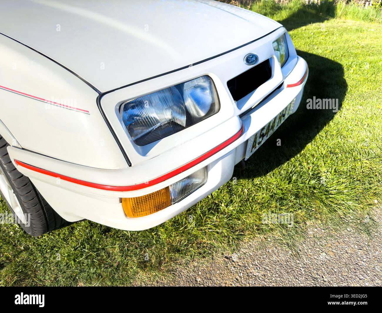 Vue rapprochée avant d'un Ford Sierra blanc classique sur un terrain en herbe montrant les détails des phares et du pare-chocs Banque D'Images