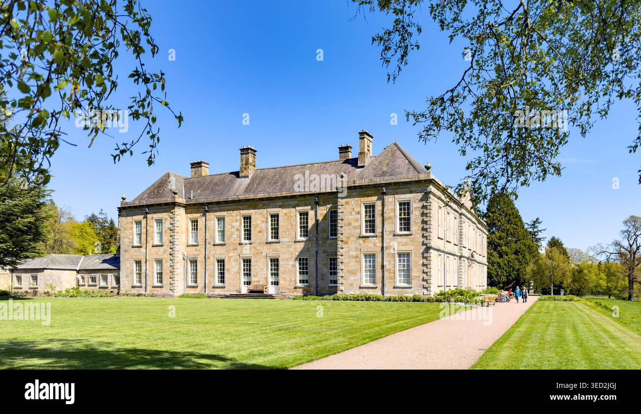 wallington hall northumberland Maison de campagne en pierre historique avec pelouse verte expansive et chemin de gravier sous un ciel bleu clair au Royaume-Uni - Image de stock capturée avec un smartphone