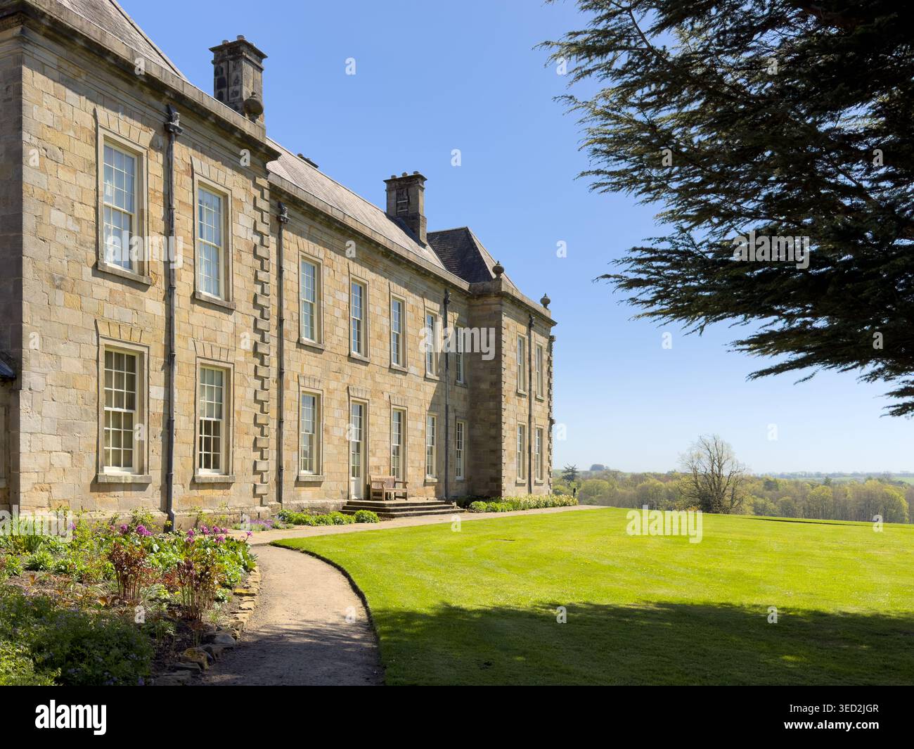 Maison de campagne en pierre historique wallington hall northumberland avec pelouse verte expansive et chemin de gravier sous un ciel bleu clair au Royaume-Uni - Image de stock capturée avec un smartphone