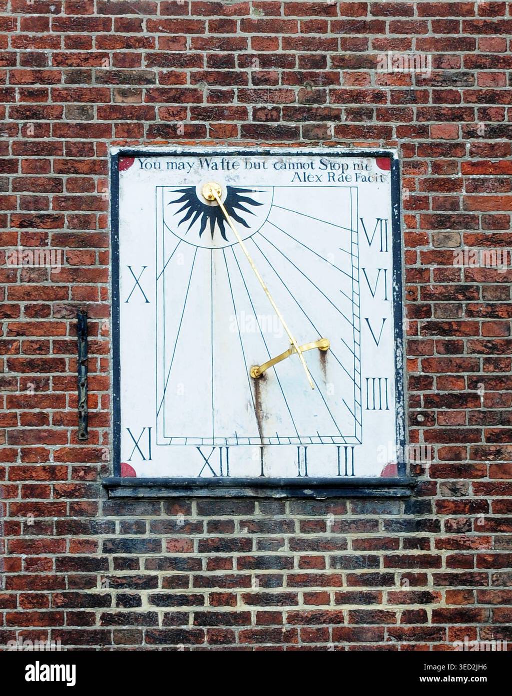 Sun Dial sur l'église paroissiale du roi Charles le Martyr, Royal Turbridge Wells. Banque D'Images