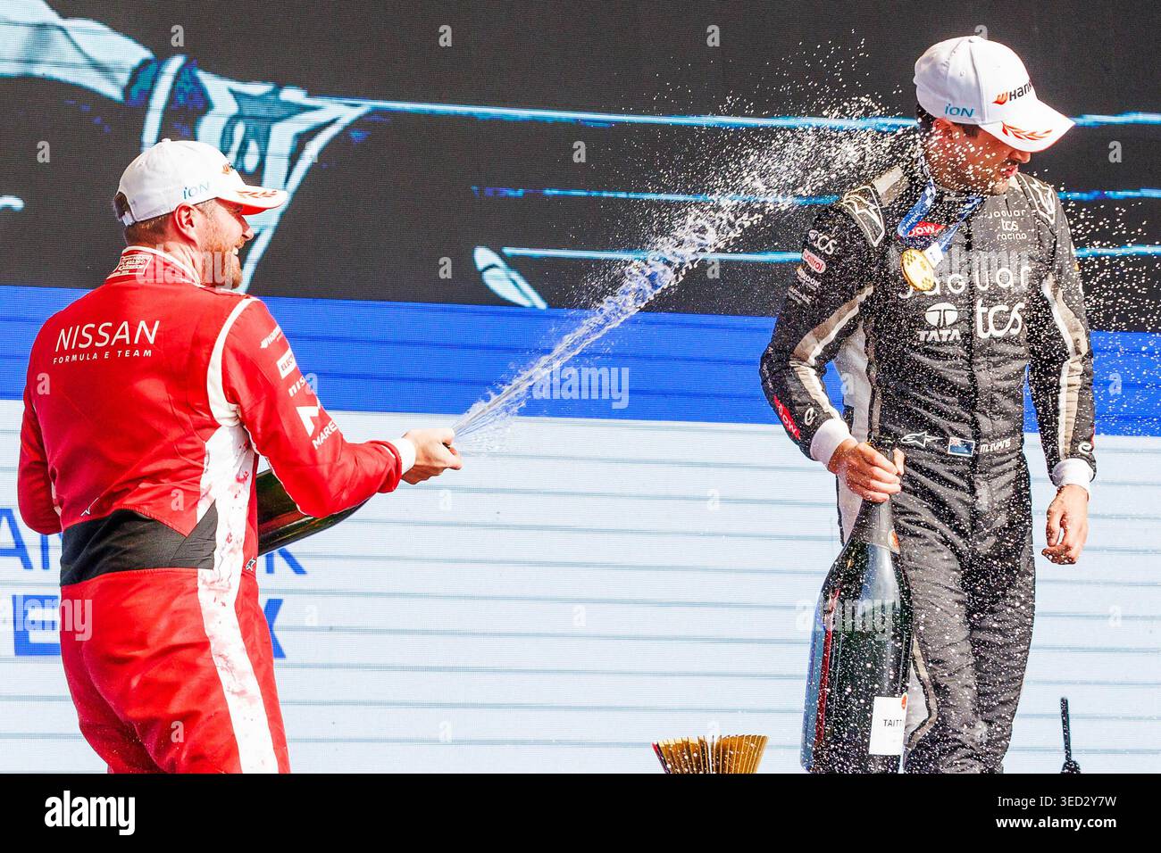 Siegerehrung ; Sektdusche ; von links : Oliver Rowland (GBR, Nissan), Mitch Evans (NZL, Jaguar TCS Racing), 03.05.2026, Berlin (Deutschland), Motorsport, Championnat du monde ABB FIA Formula E, Berlin E-Prix 2026 Banque D'Images