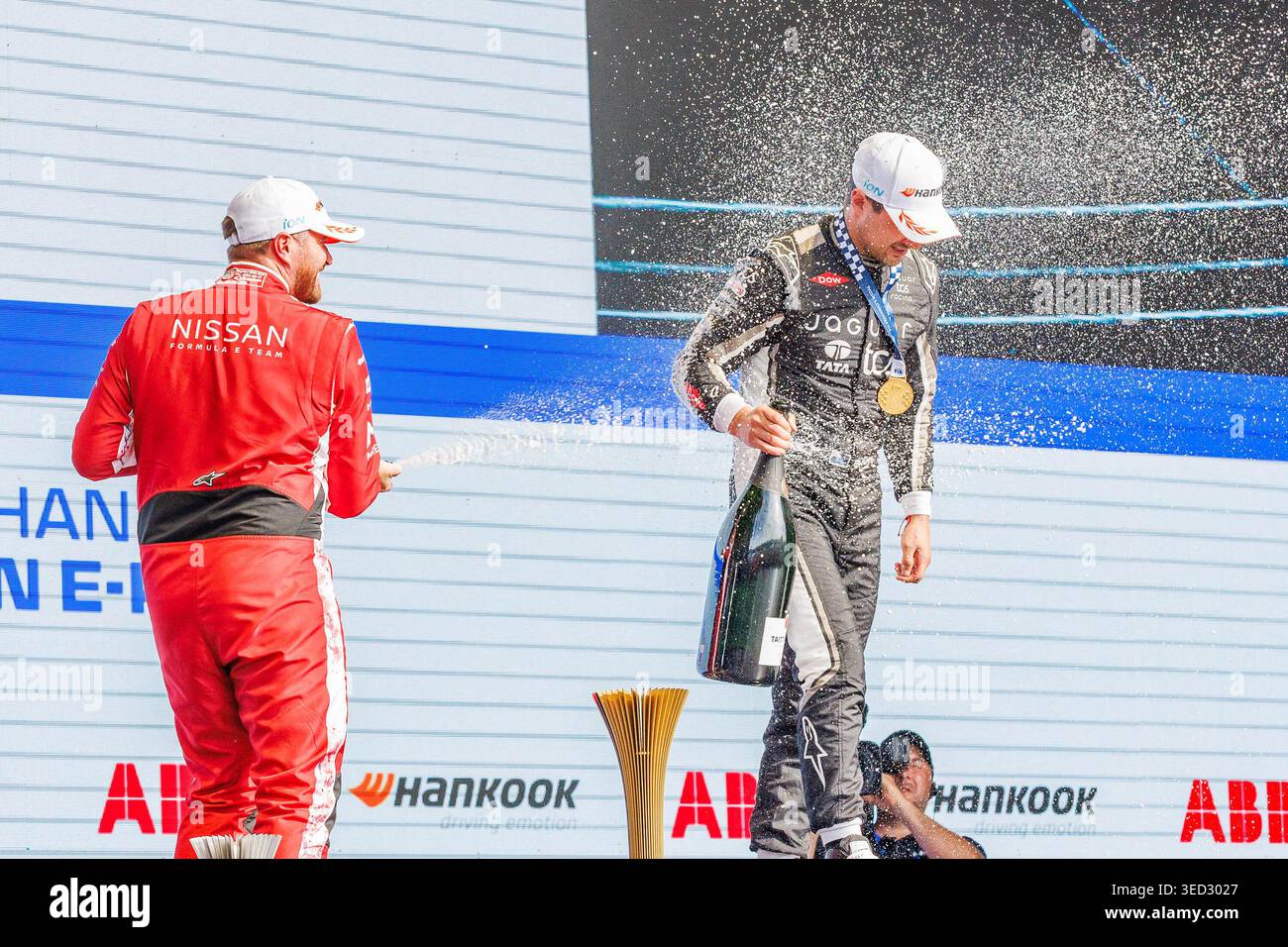 Cérémonie du podium ; douche au champagne ; de gauche à droite : Oliver Rowland (GBR, Nissan), Mitch Evans (NZL, Jaguar TCS Racing), 03.05.2026, Berlin (Allemagne), Motorsport, Championnat du monde ABB FIA Formula E, Berlin E-Prix 2026 Banque D'Images