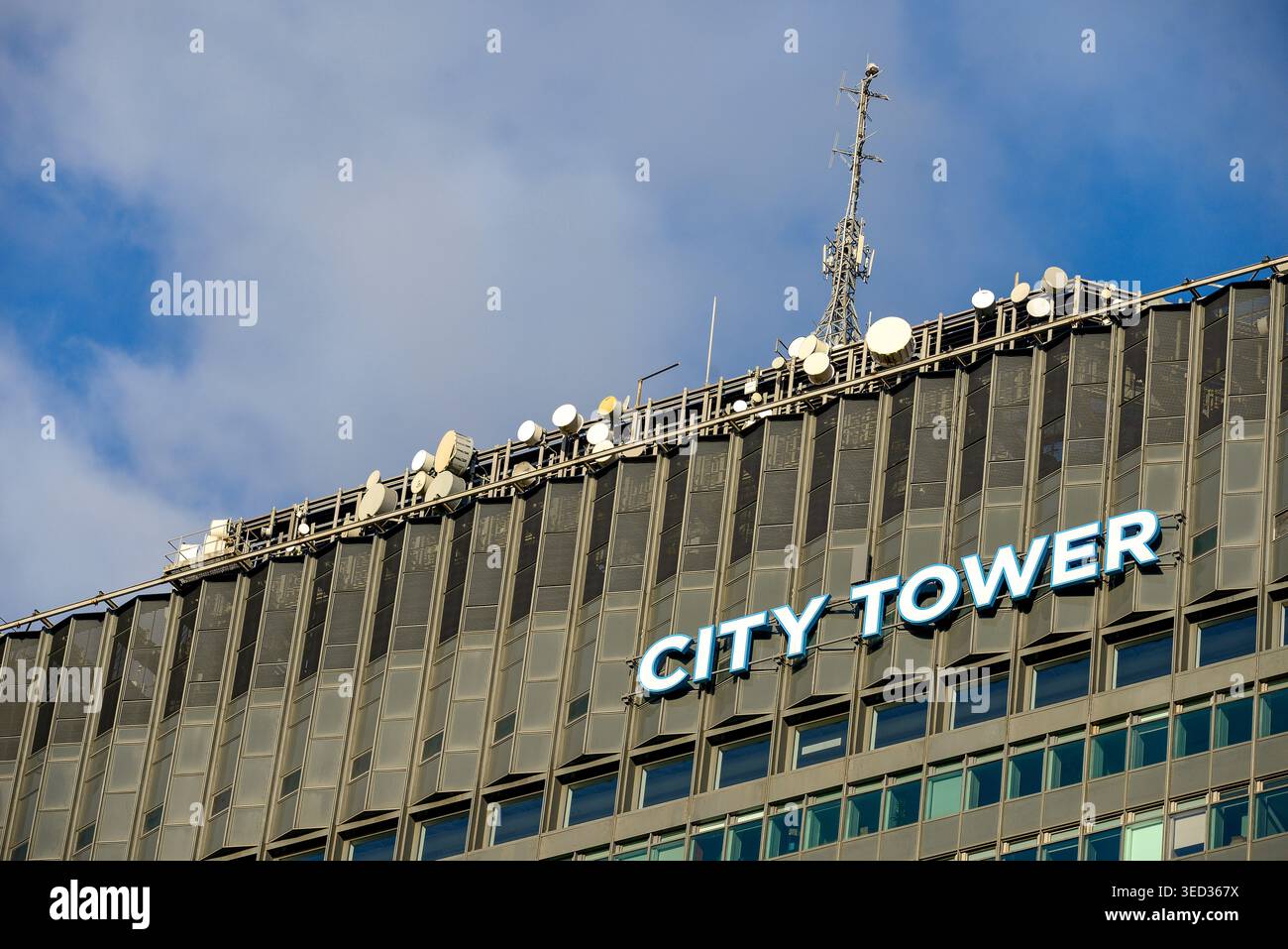 Signalisation City Tower sur le gratte-ciel de bureau emblématique dans le centre-ville de Manchester, Angleterre, Royaume-Uni Banque D'Images