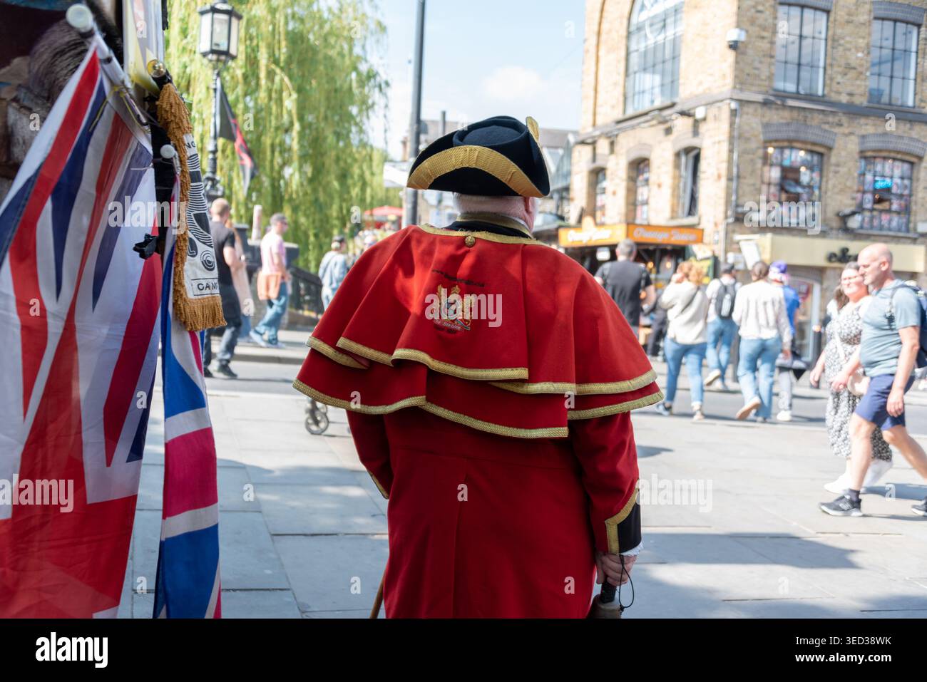 Alan Myatt, détenteur du Guinness World Records pour le crieur le plus fort et l'endurance vocale, Camden Town, Londres, Royaume-Uni Banque D'Images