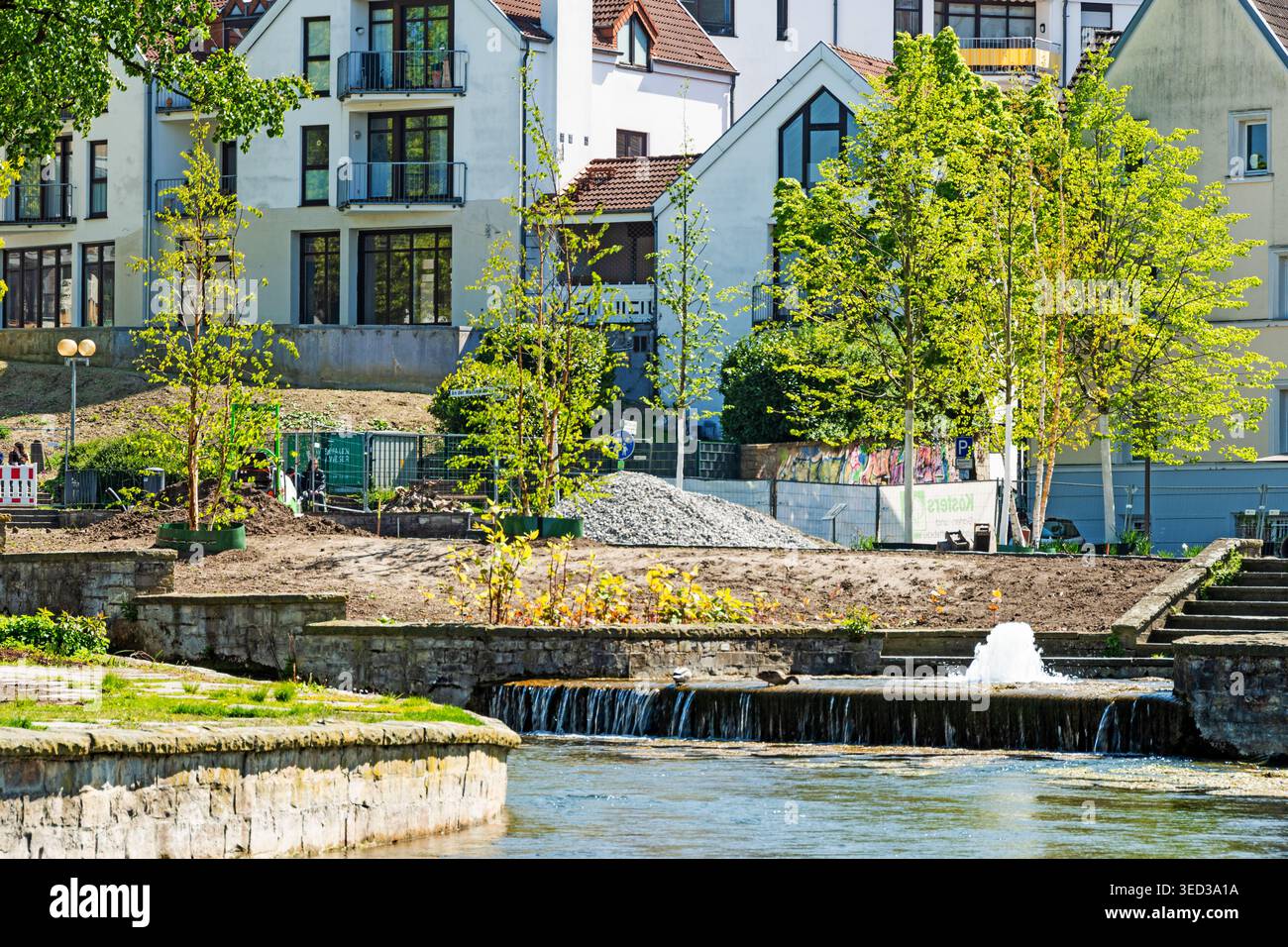 Paderborn, Rhénanie du Nord-Westphalie, Allemagne, 25.04.2026 : travaux de construction et nouveaux espaces verts le long du fleuve Pader dans Paderpark. Banque D'Images