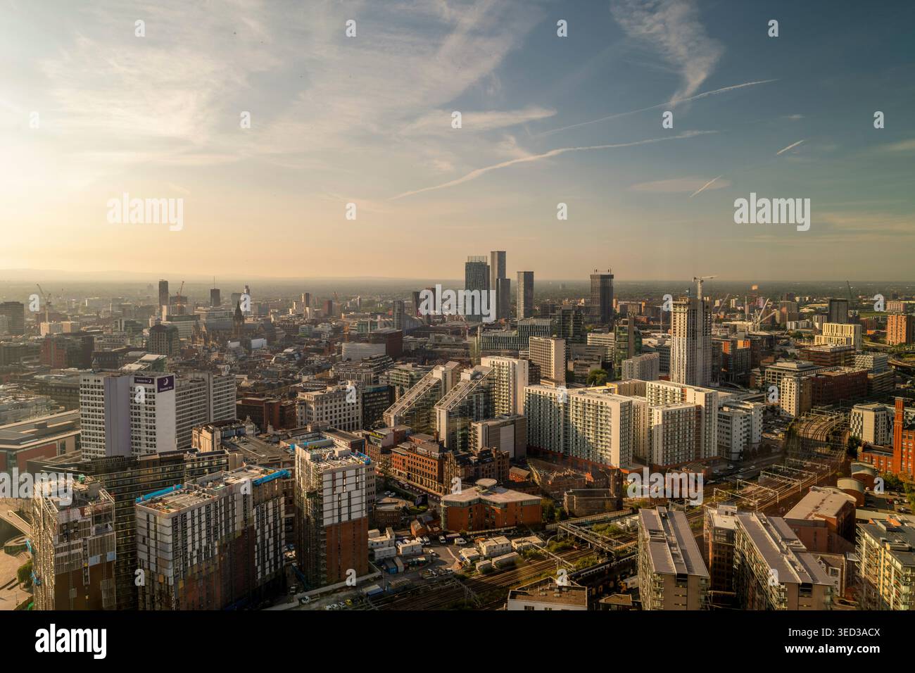 Vue panoramique aérienne du centre-ville de Manchester au coucher du soleil, Greater Manchester, Angleterre, Royaume-Uni Banque D'Images
