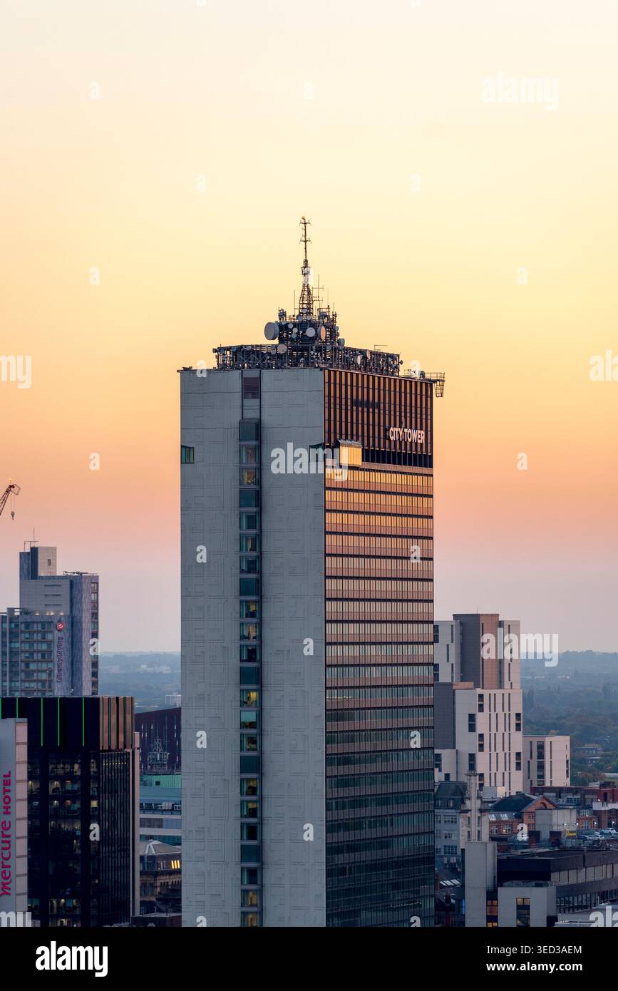 Gratte-ciel City Tower au coucher du soleil dans le centre-ville de Manchester, Greater Manchester, Angleterre, Royaume-Uni Banque D'Images