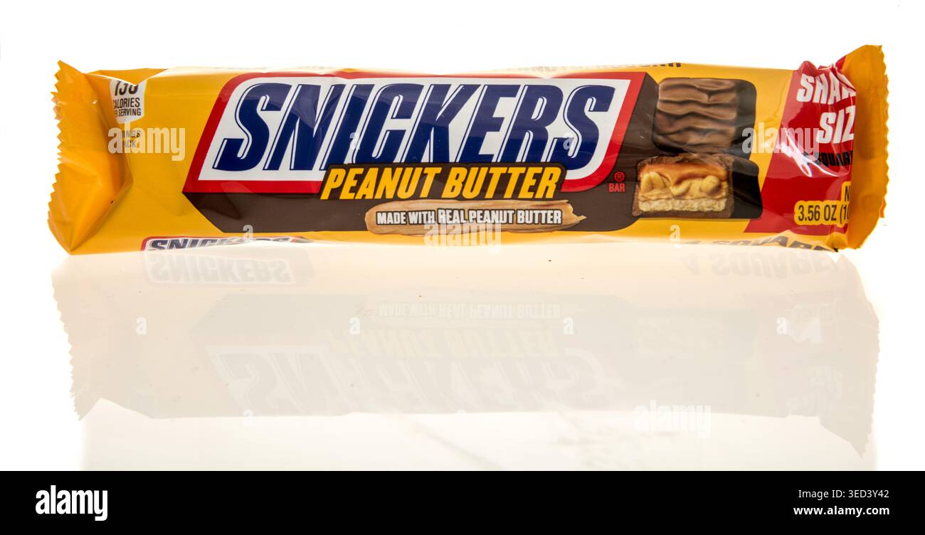 Winneconne, WI - 28 APRI l 2026 : un paquet de pain de bonbons au beurre d'arachide Snicker sur un fond isolé. Banque D'Images