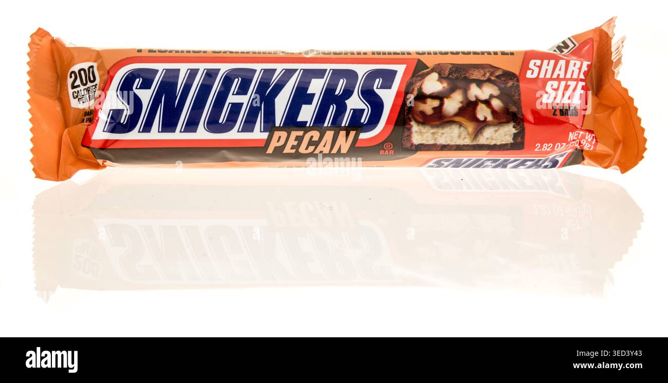 Winneconne, WI - 28 APRI l 2026 : un paquet de barres de bonbons aux noix de pécan Snicker sur un fond isolé. Banque D'Images