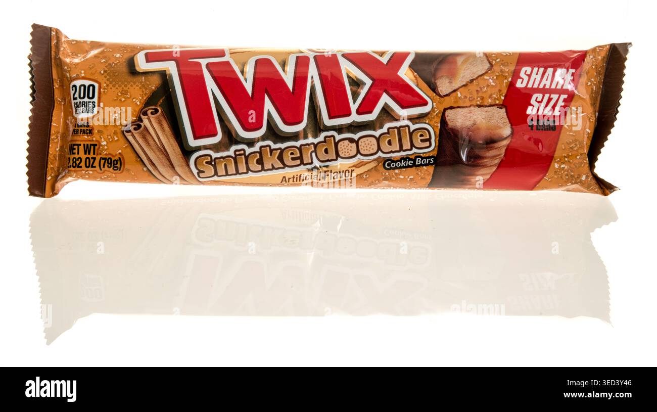 Winneconne, WI - 28 APRI l 2026 : un paquet de bonbons snickerdoodle Twix sur un fond isolé. Banque D'Images