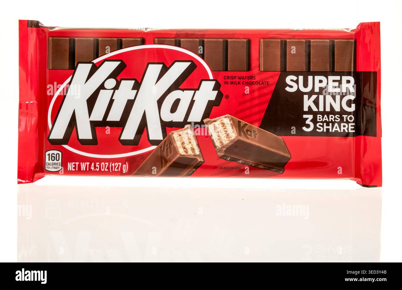 Winneconne, WI - 28 APRI l 2026 : un paquet de barre de bonbons KitKat super roi sur un fond isolé. Banque D'Images