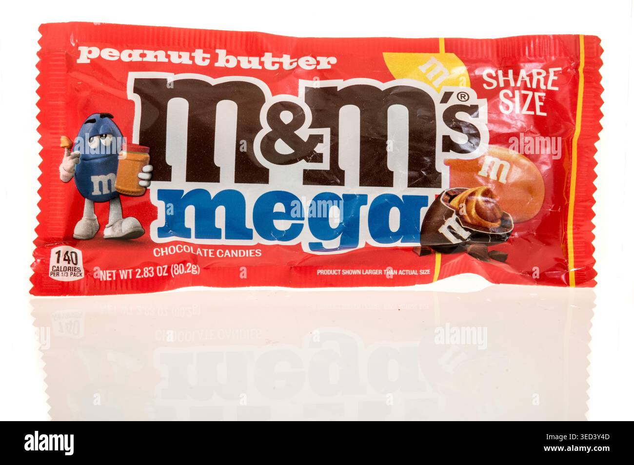 Winneconne, WI - 28 APRI l 2026 : un paquet de M M s Meaga barre de bonbons au beurre d'arachide sur un fond isolé. Banque D'Images