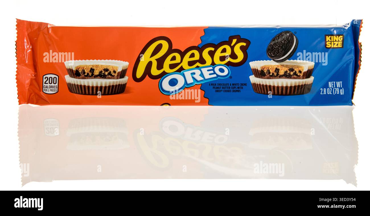 Winneconne, WI - 28 APRI l 2026 : un paquet de bonbons Reeses oreo taille king sur un fond isolé. Banque D'Images