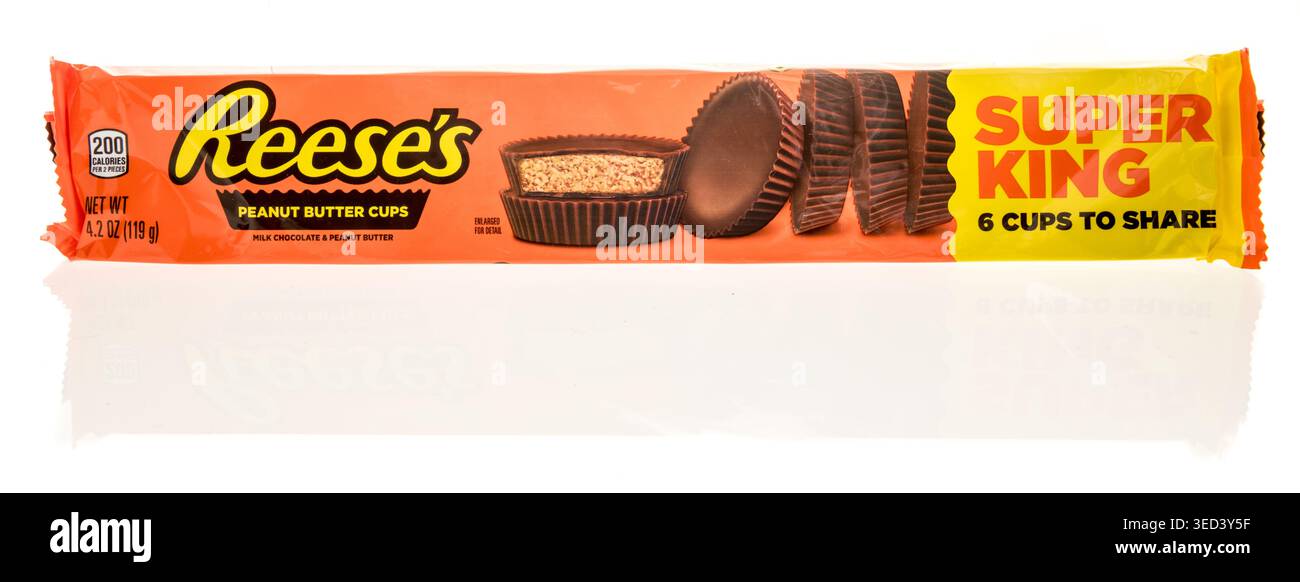 Winneconne, WI - 28 APRI l 2026 : un paquet de bonbons Reeses Super King size sur un fond isolé. Banque D'Images