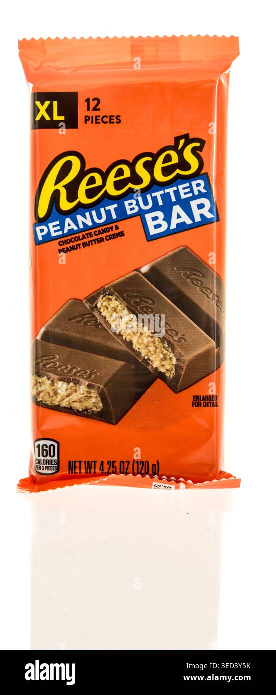 Winneconne, WI - 28 APRI l 2026 : un paquet de barre de beurre de cacahuète Reeses XL barre de bonbons sur un fond isolé. Banque D'Images
