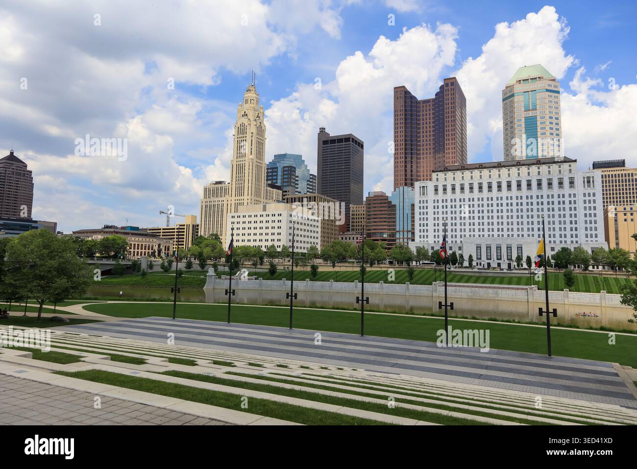 Paysage urbain de Columbus Ohio avec Leveque Tower, bâtiments et parc urbain Scioto River Banque D'Images