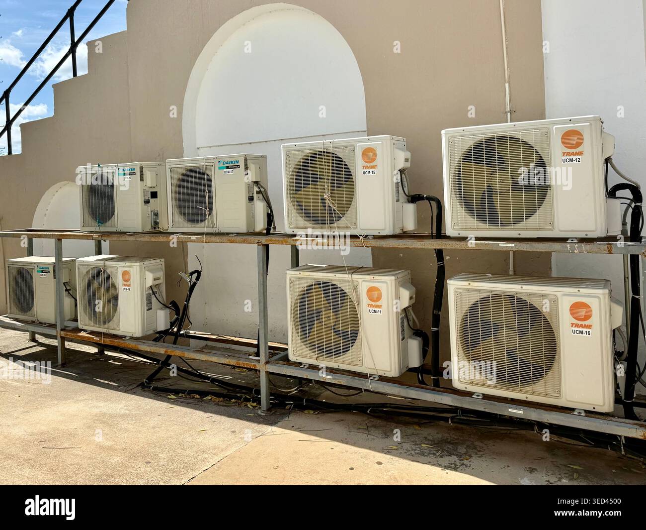 Plusieurs unités de climatisation installées à l’extérieur d’un bâtiment à Mérida, au Mexique, reflétant la demande croissante de refroidissement dans un climat urbain plus chaud. Banque D'Images