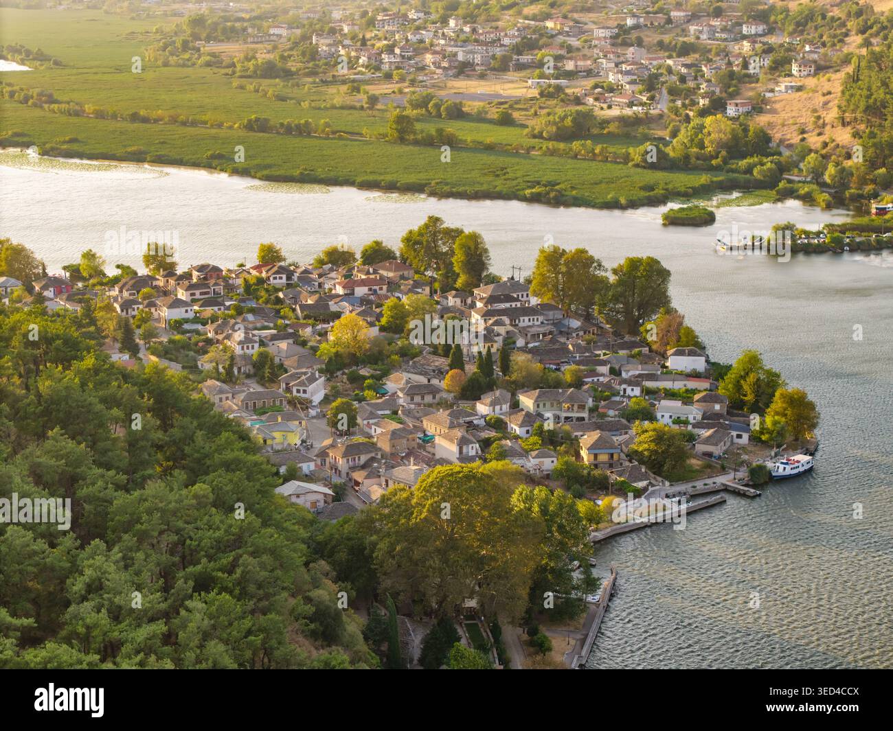 Panorama aérien de l'île Ioannina sur le lac Pamvotis, Grèce Banque D'Images