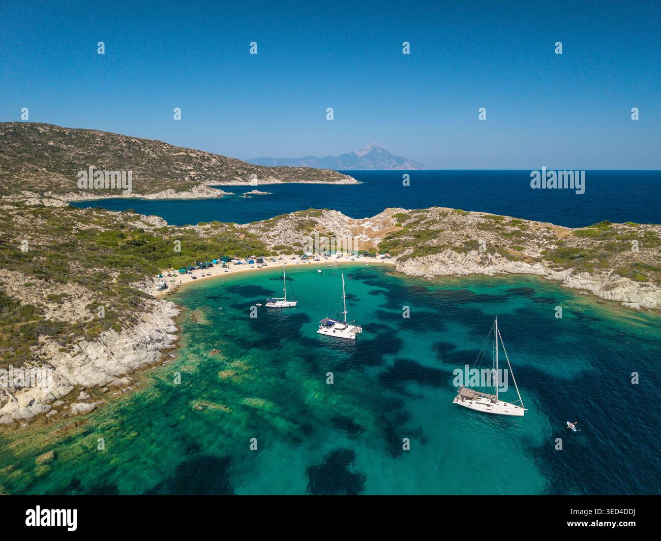 Vue aérienne de Kalamitsi Beach and Village, Sithonia, Grèce Banque D'Images