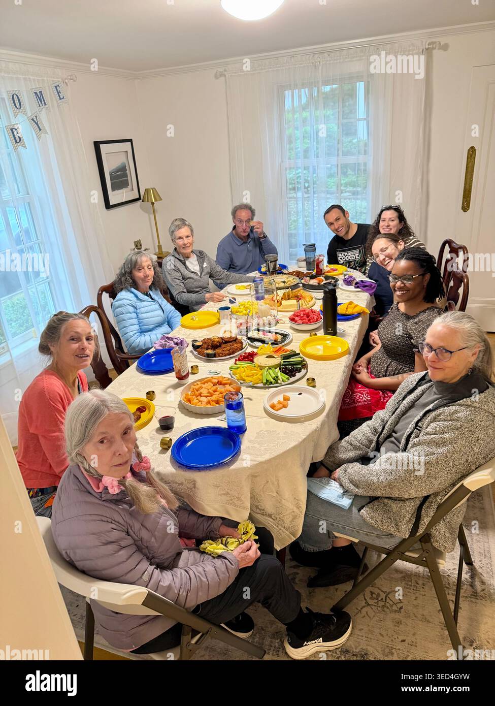 Deux générations de famille et de conjoints à une table de salle à manger lors d'une fête de baby shower à Pittsburgh, Pennsylvanie Banque D'Images