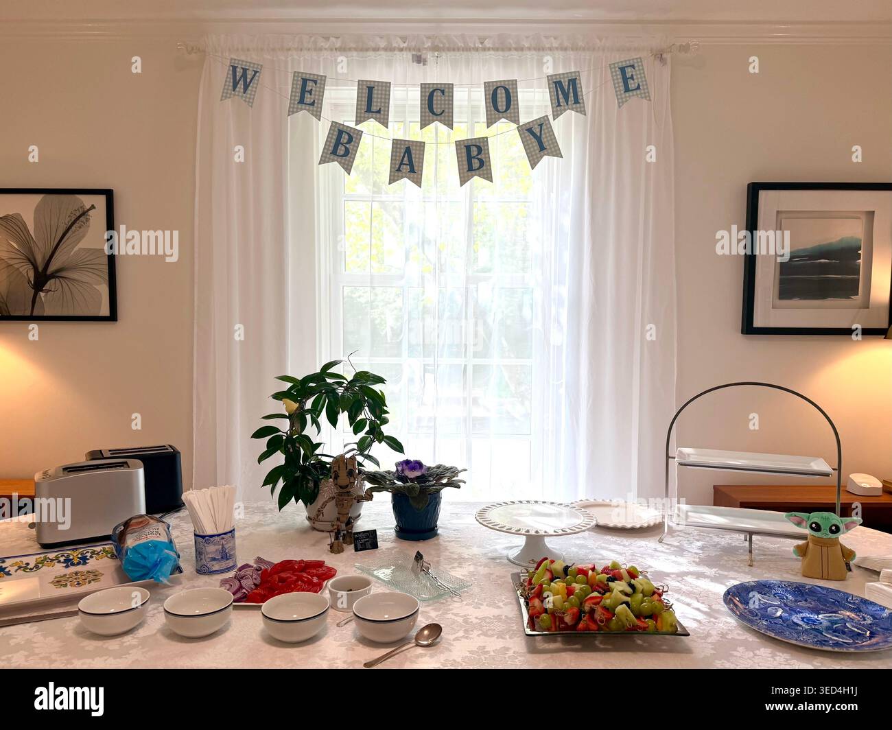 Bienvenue bannière bébé surplombant une table à manger, lors d'une célébration de douche de bébé à Pittsburgh, Pennsylvanie Banque D'Images