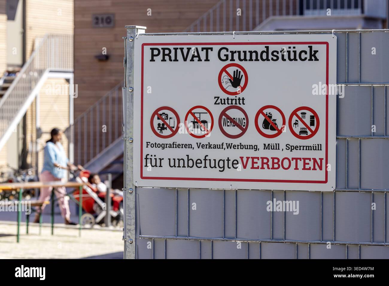 Terrain privé. N'entrez pas. Panneau d'interdiction dans un foyer de réfugiés à Stuttgart, Bade-Wuerttemberg, Allemagne Banque D'Images