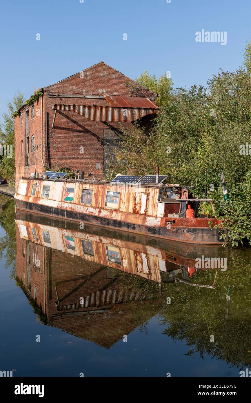 Bâtiment historique et bateau étroit amarré à Ellsemere. Banque D'Images
