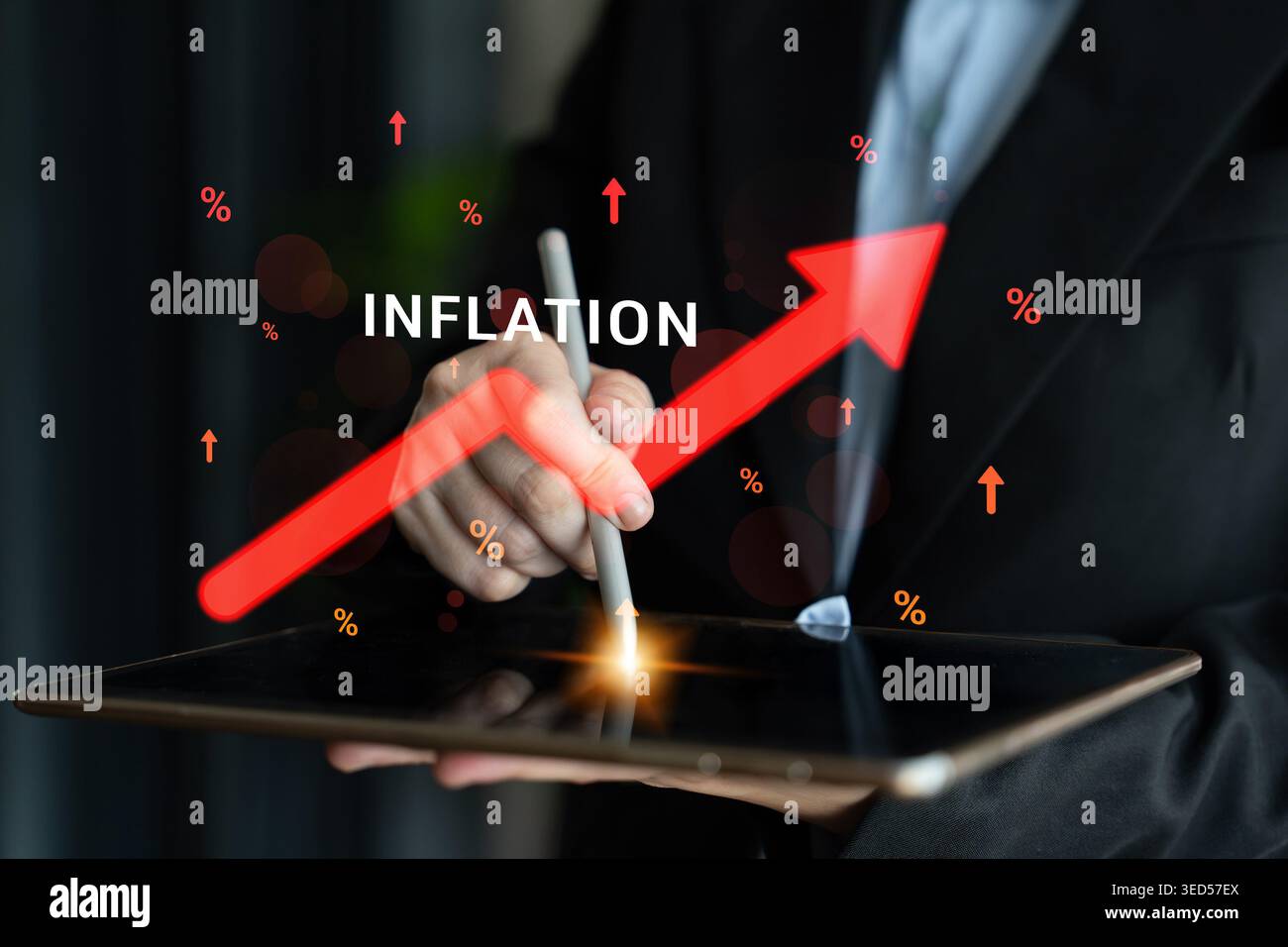Professionnel des affaires analysant les tendances de l'inflation sur tablette numérique avec flèche vers le haut et icônes de pourcentage dans l'environnement de bureau moderne Haptic. Banque D'Images