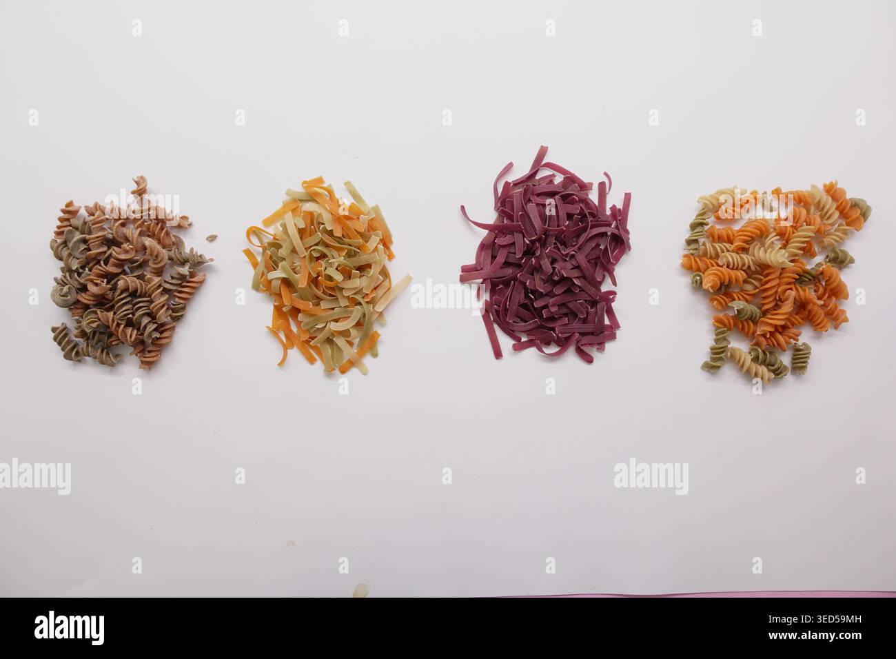 Différents types de pâtes disposées sur une surface plane Banque D'Images