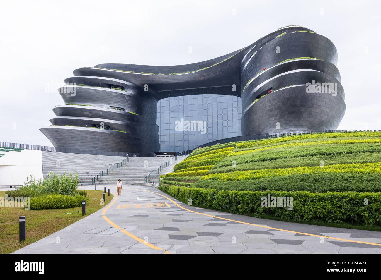 Shenzhen Science & Technology Museum conçu par Zaha Hadid Architects présente l'effort scientifique et la recherche scientifique révolutionnaire. Banque D'Images
