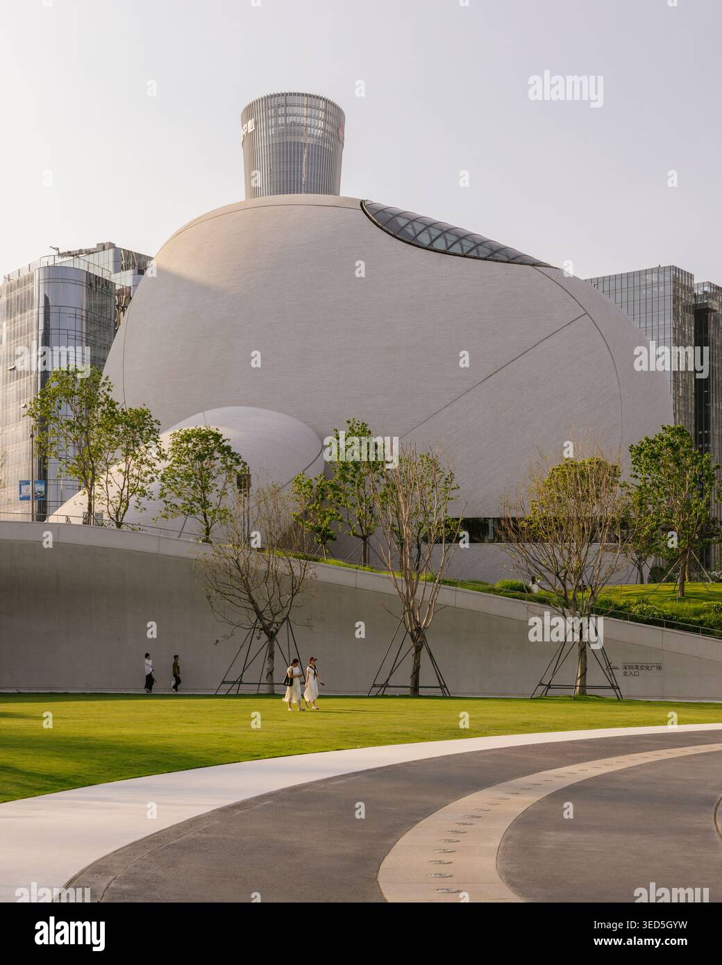 Shenzhen Bay culture Square, musée en bord de baie, vue extérieure avec parc paysager. Architecture design par MAD Architects. Banque D'Images