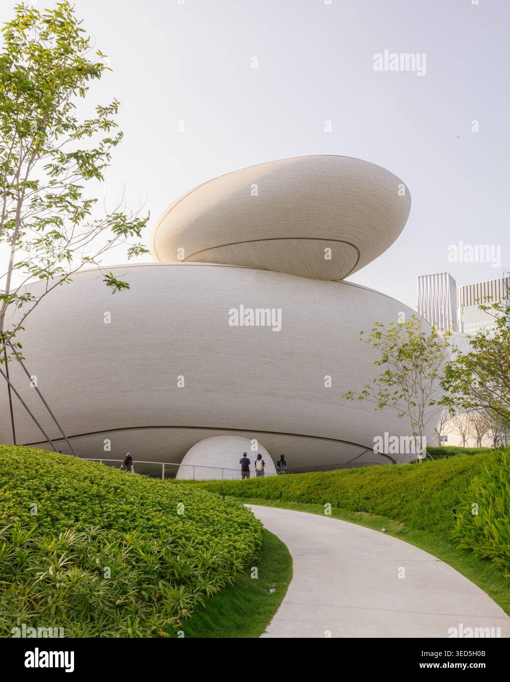 Shenzhen Bay culture Square, musée en bord de baie, vue extérieure avec parc paysager. Architecture design par MAD Architects. Banque D'Images