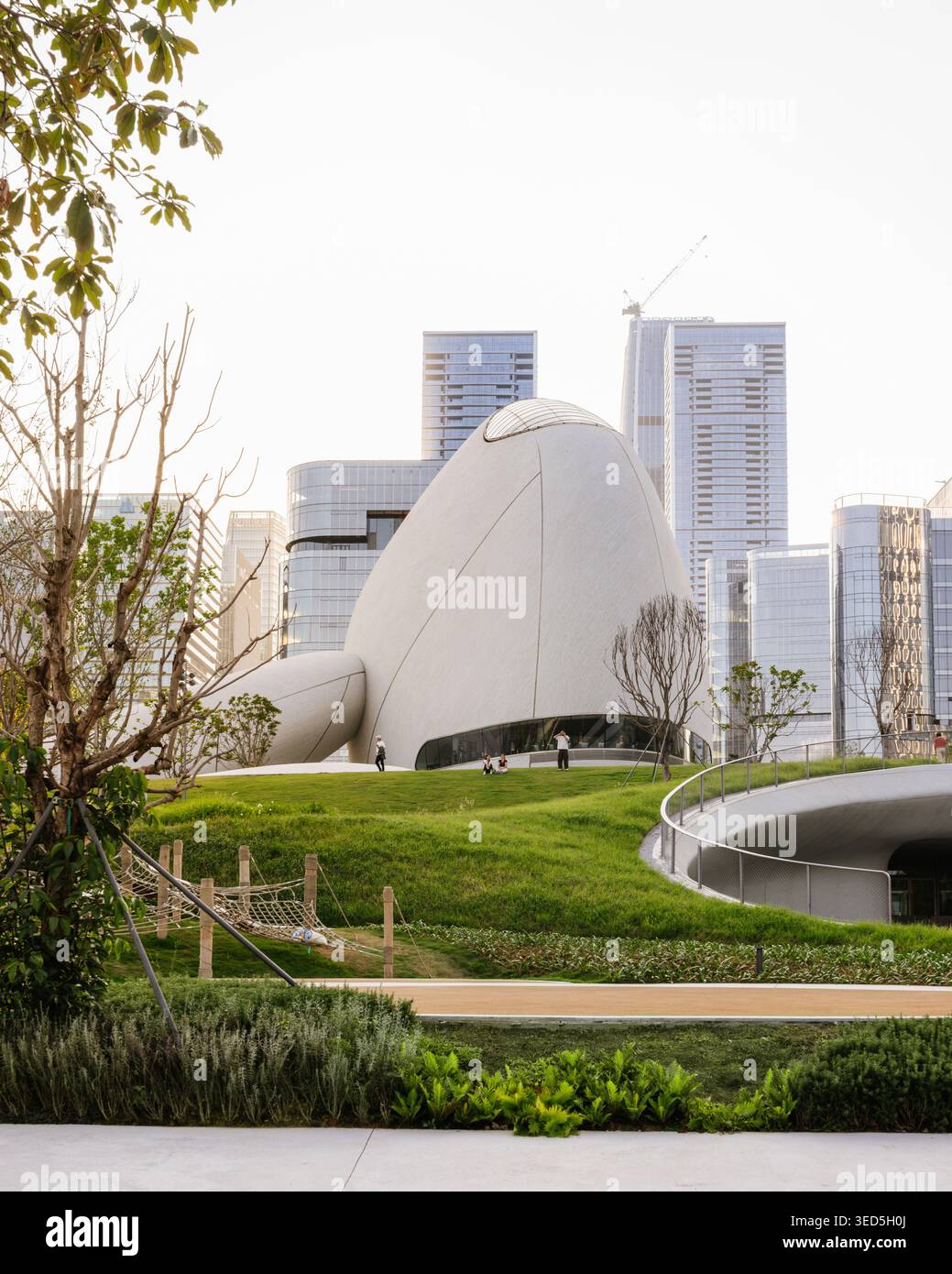 Shenzhen Bay culture Square, musée en bord de baie, vue extérieure avec parc paysager. Architecture design par MAD Architects. Banque D'Images