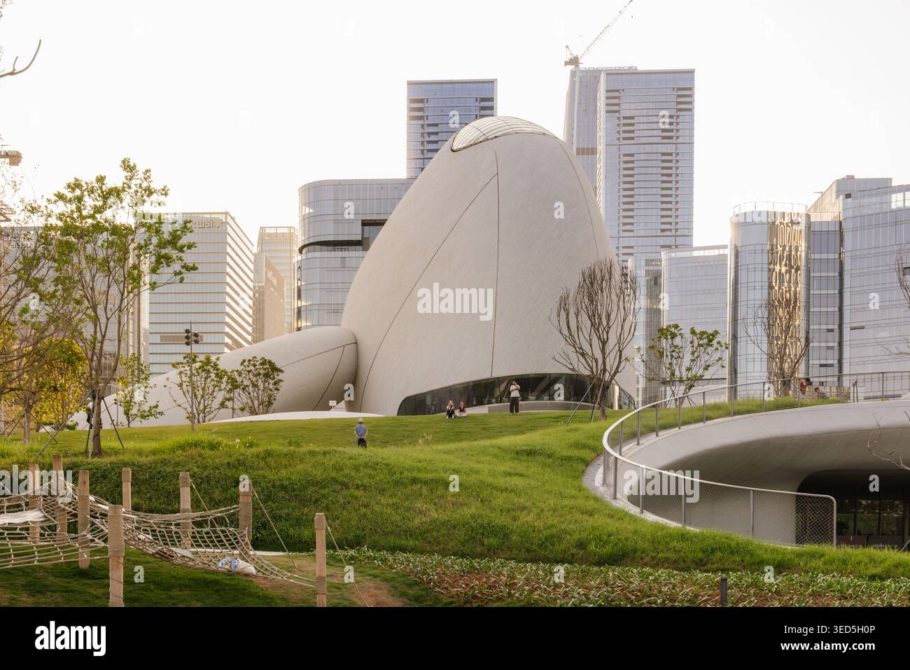 Shenzhen Bay culture Square, musée en bord de baie, vue extérieure avec parc paysager. Architecture design par MAD Architects. Banque D'Images