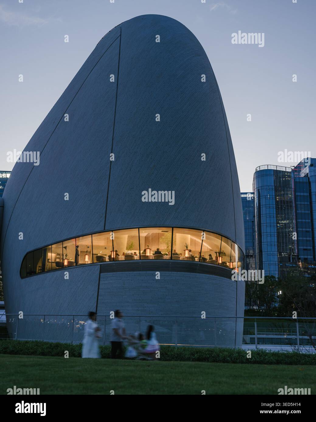 Shenzhen Bay culture Square, musée en bord de baie, vue extérieure avec parc paysager. Architecture design par MAD Architects. Banque D'Images