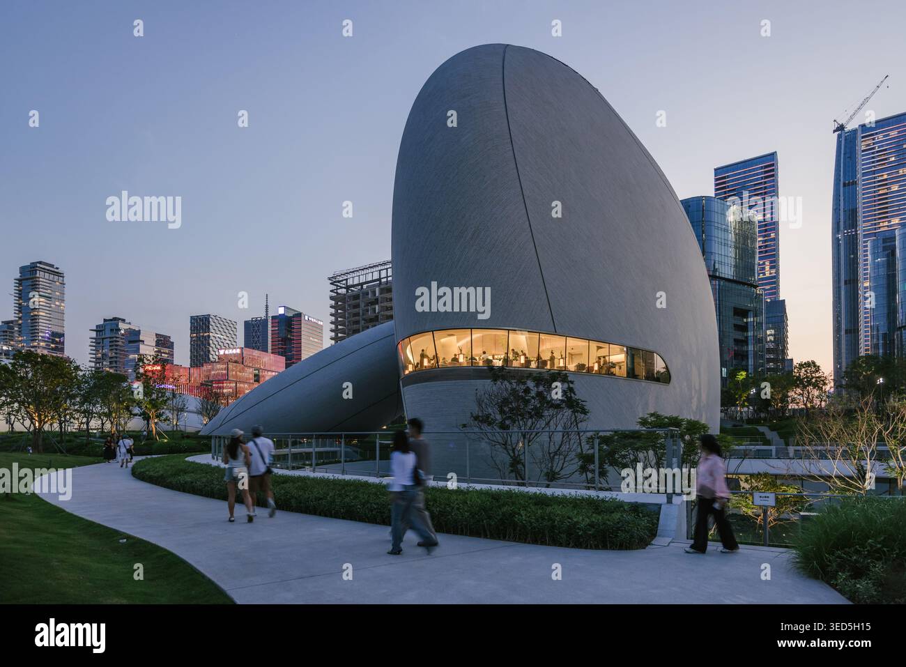 Shenzhen Bay culture Square, musée en bord de baie, vue extérieure avec parc paysager. Architecture design par MAD Architects. Banque D'Images