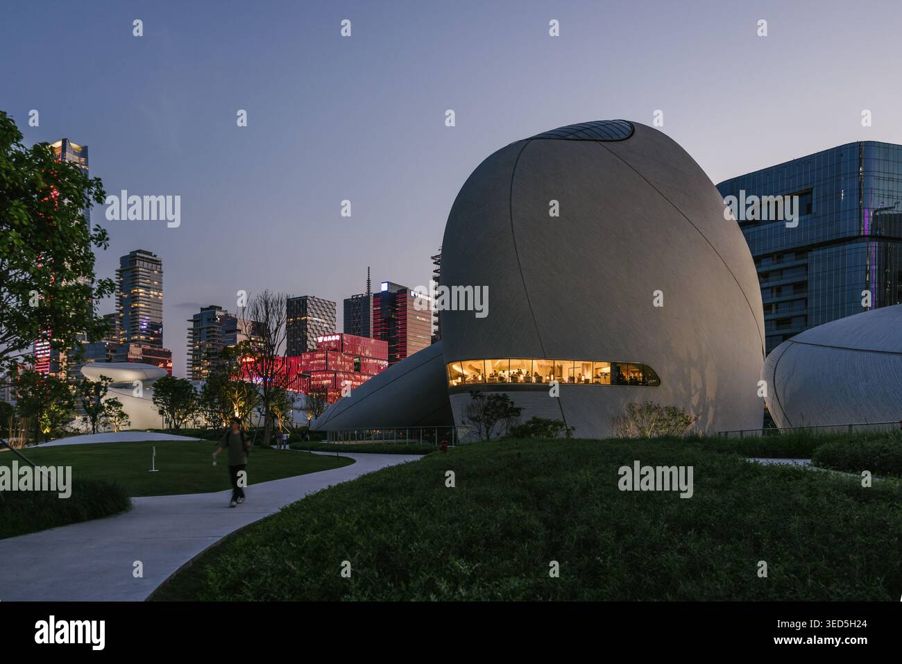 Shenzhen Bay culture Square, musée en bord de baie, vue extérieure avec parc paysager. Architecture design par MAD Architects. Banque D'Images