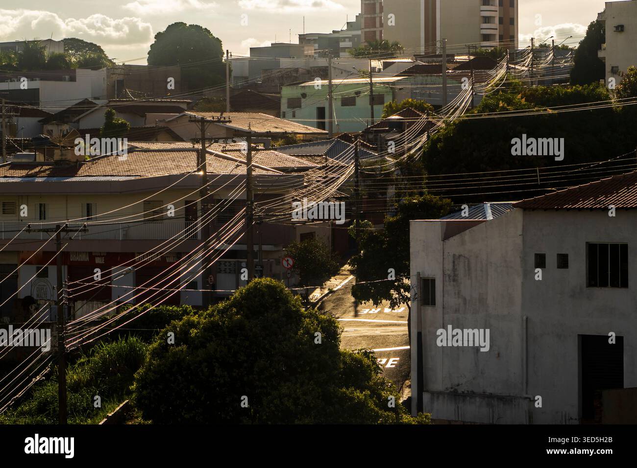 Marilia, Sao Paulo, Brésil. 02 mai 2026. Vue aérienne de maisons résidentielles et d'une rue avec des lignes électriques aériennes complexes et câble de télécommunication Banque D'Images