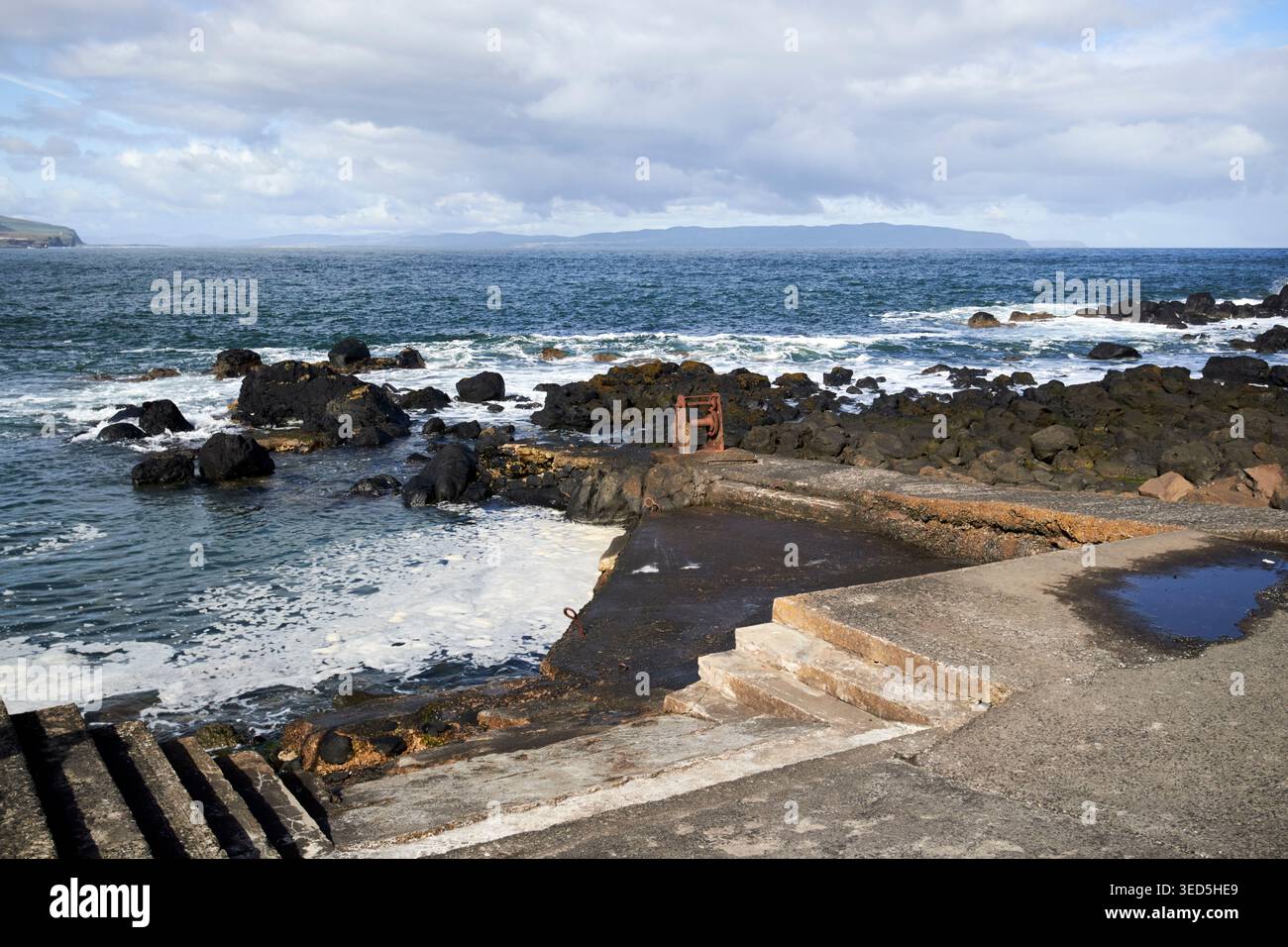 vieux quai à berne pêche au saumon pêcheurs cottage portstewart, comté de derry, irlande du nord, royaume-uni Banque D'Images