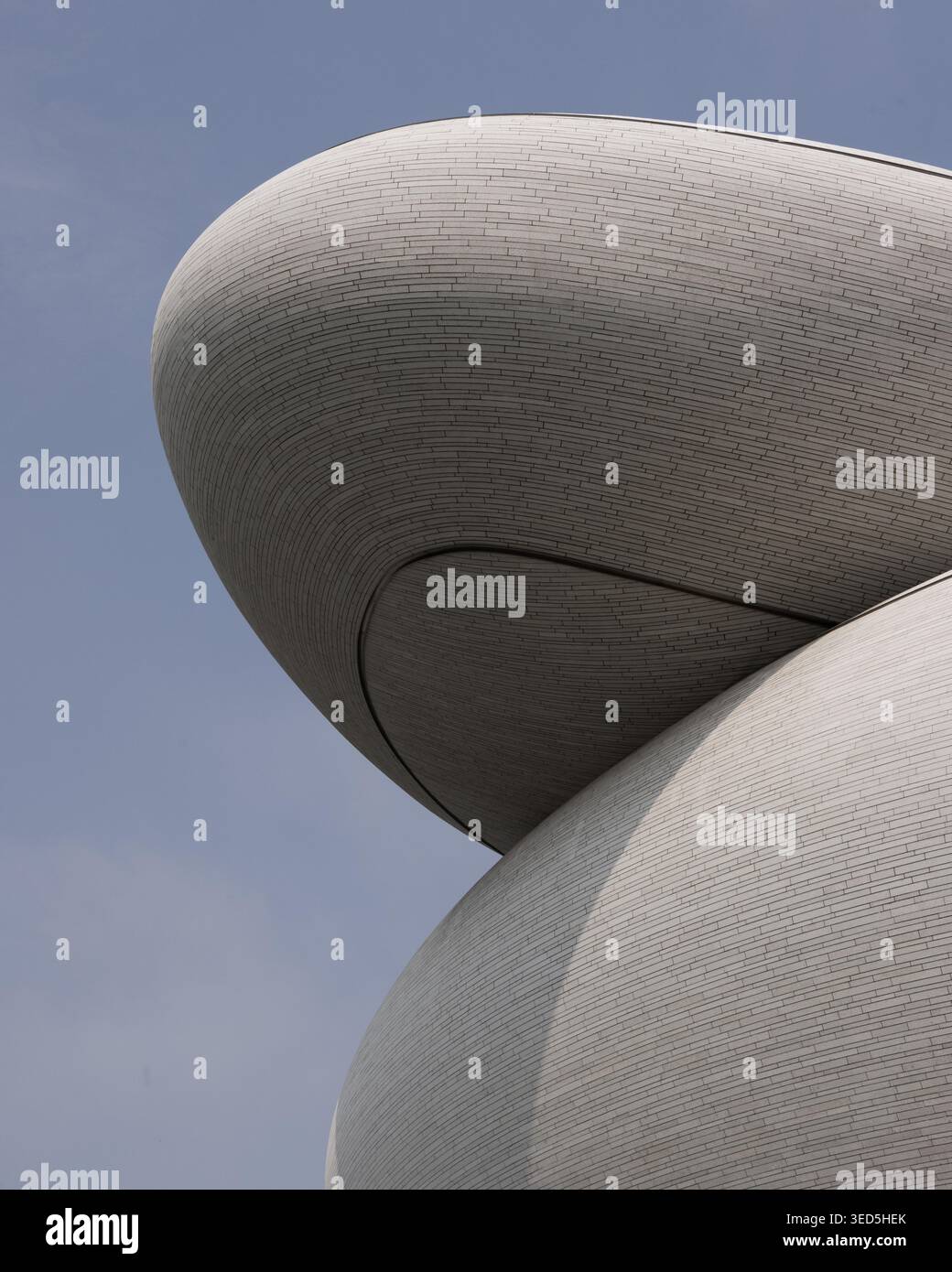Shenzhen Bay culture Square, musée en bord de baie, vue extérieure avec parc paysager. Architecture design par MAD Architects. Banque D'Images